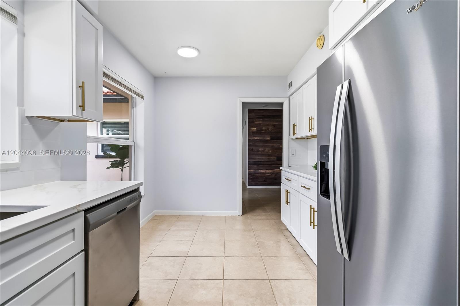 106 E Park Lane E Property Photo 10