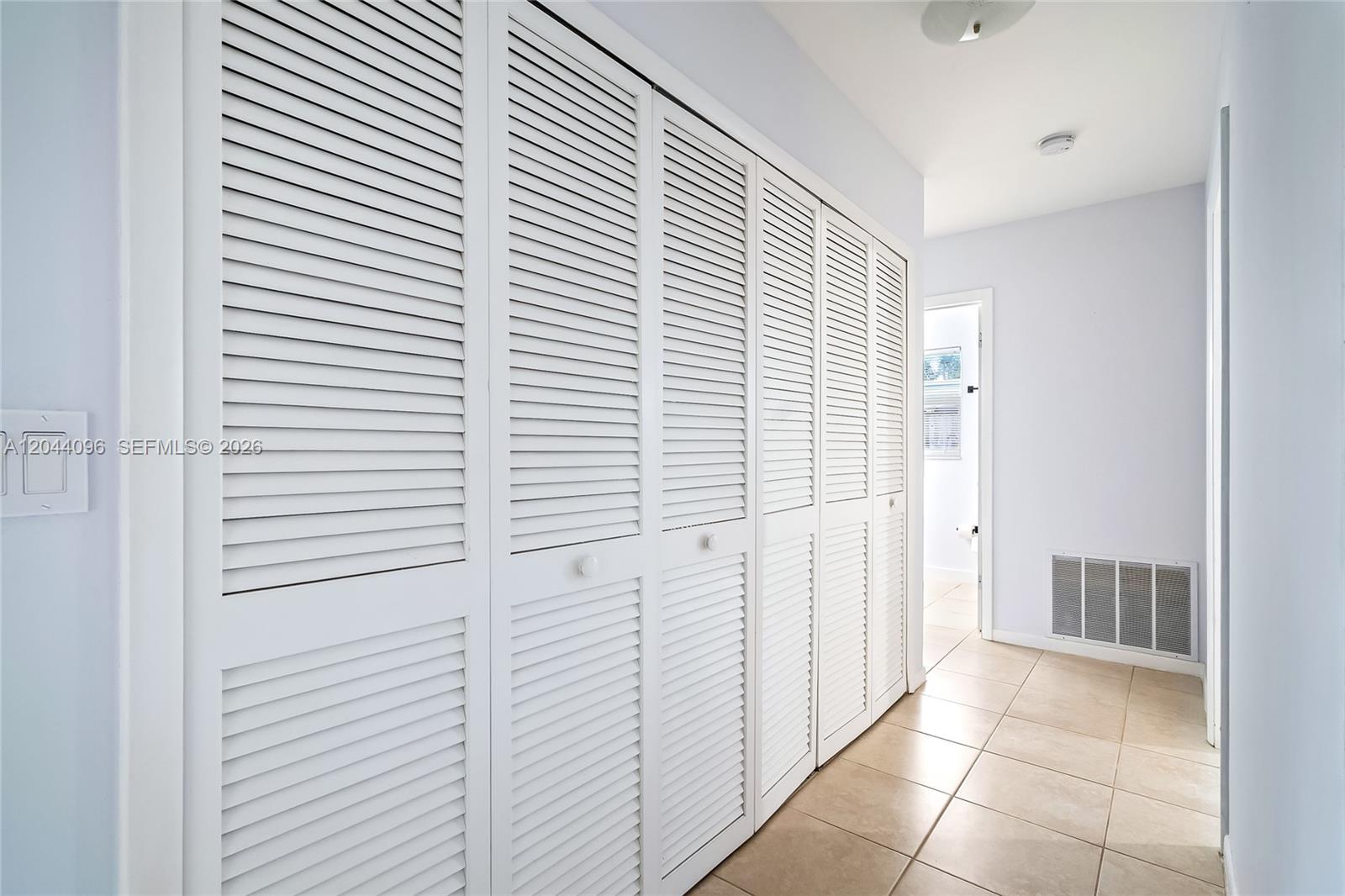 106 E Park Lane E Property Photo 11