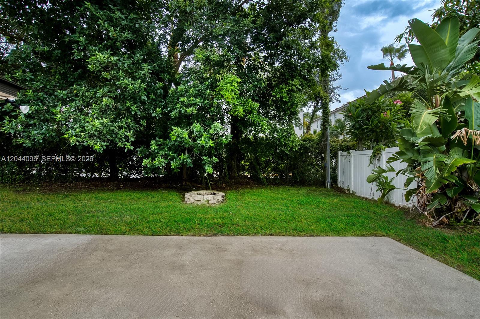 106 E Park Lane E Property Photo 24