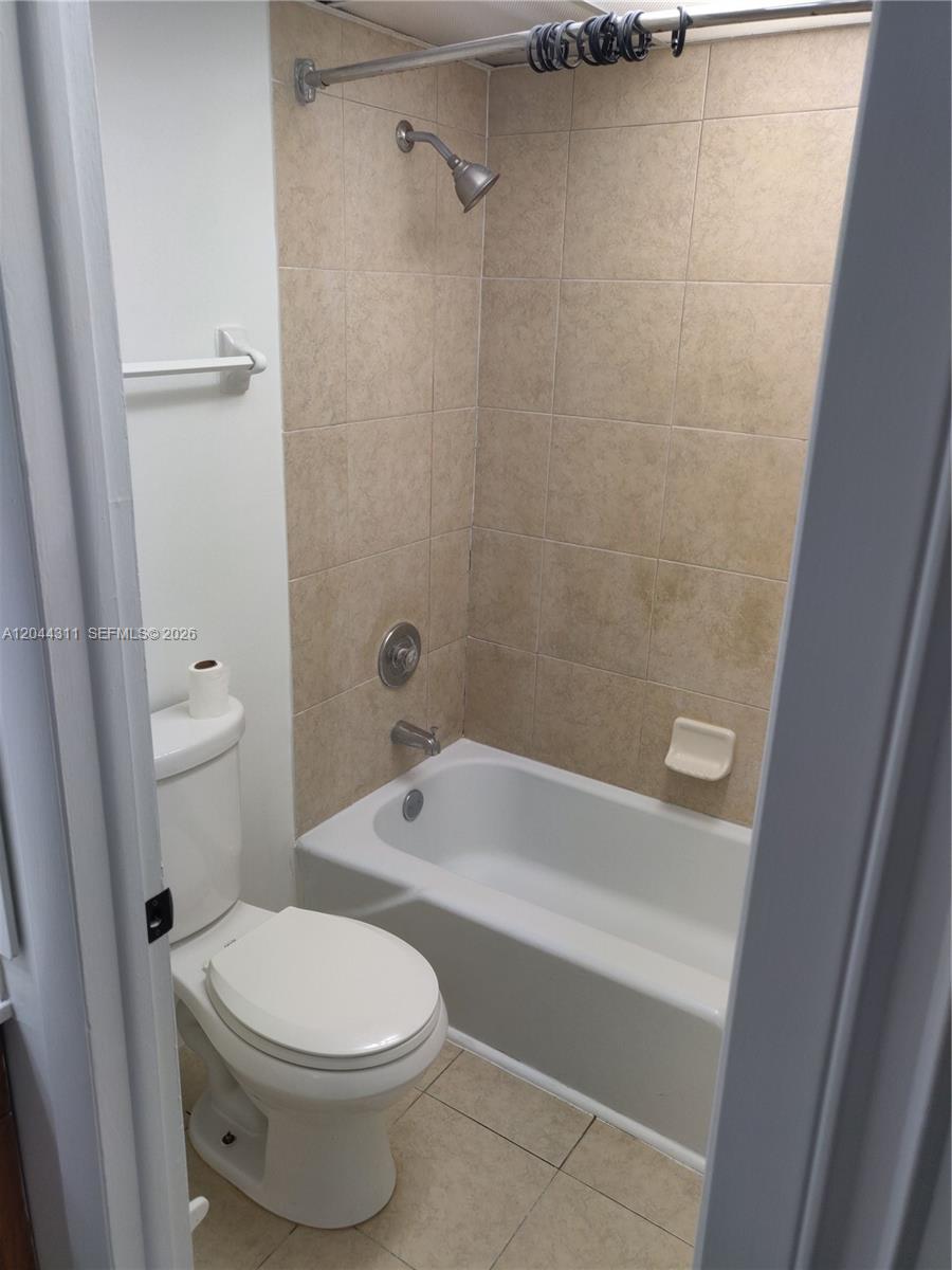 3750 Inverrary Drive 2q Property Photo 14