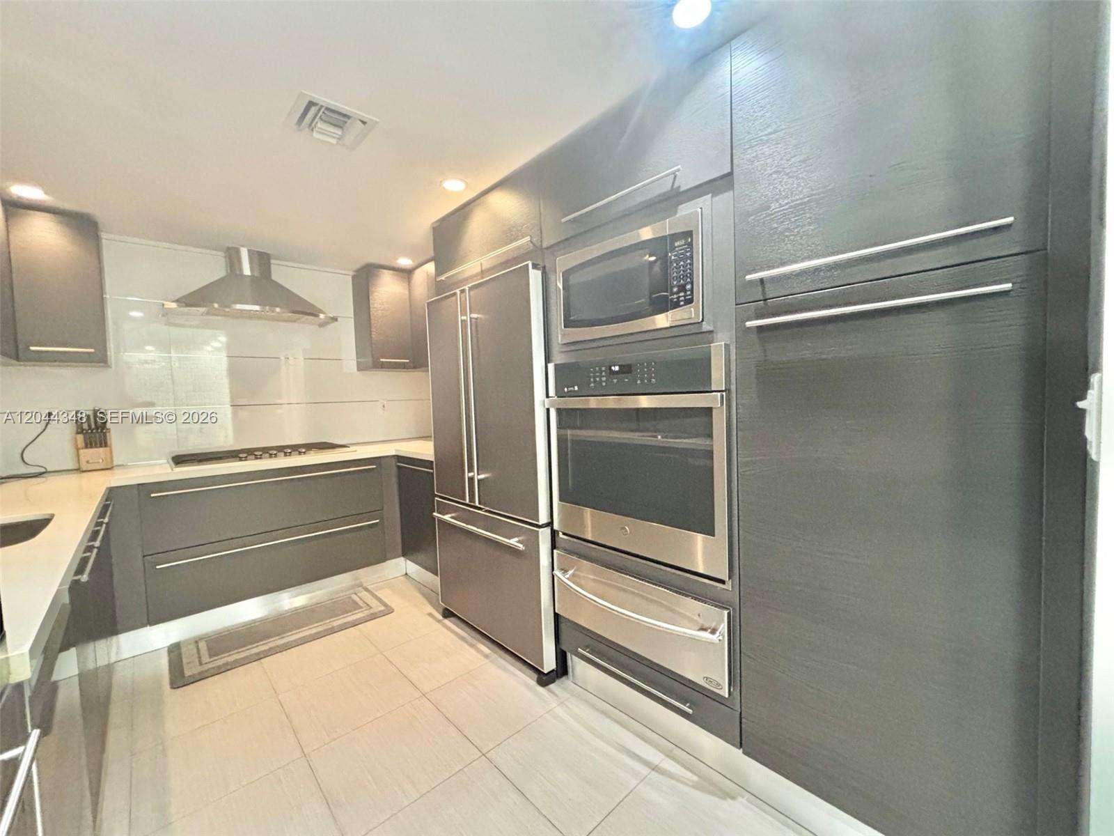 2030 S Ocean Drive 423 Property Photo 2