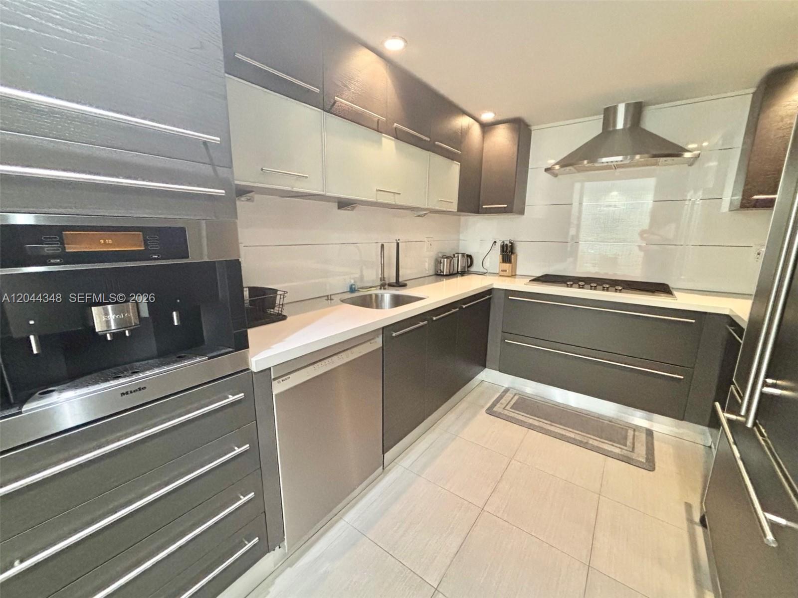 2030 S Ocean Drive 423 Property Photo 3