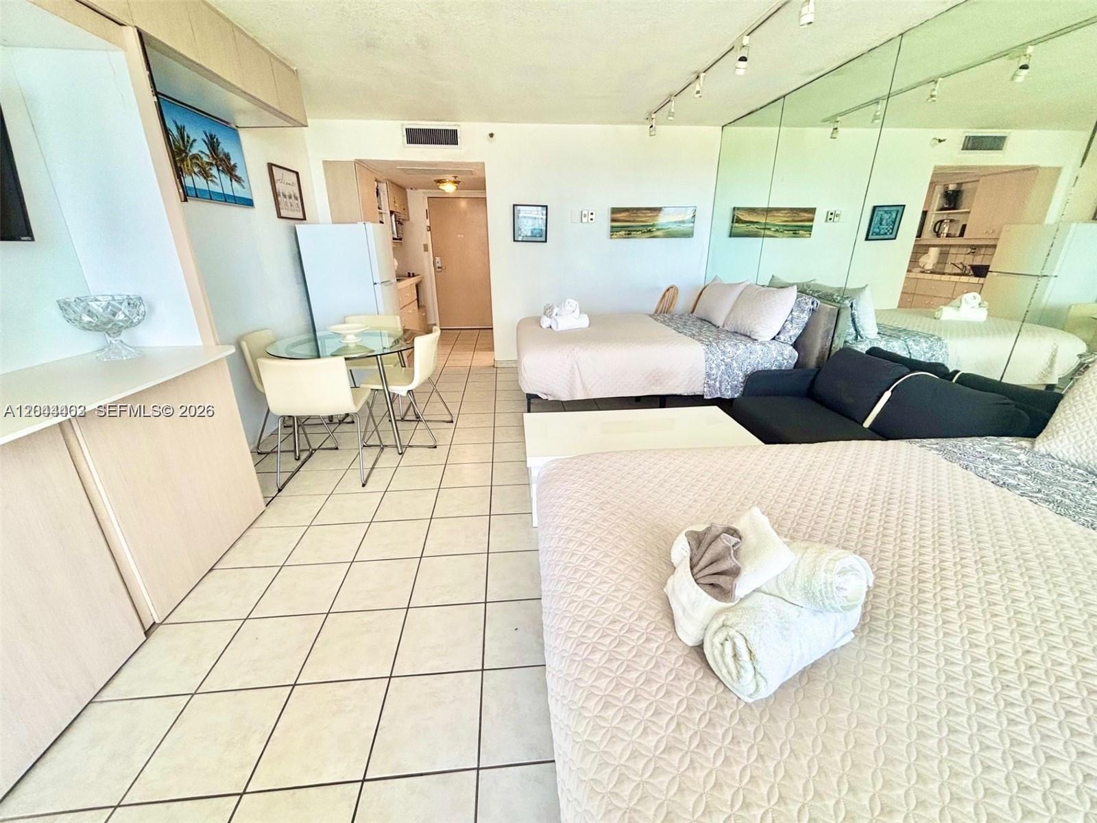 19201 Collins Avenue 606 Property Photo 8