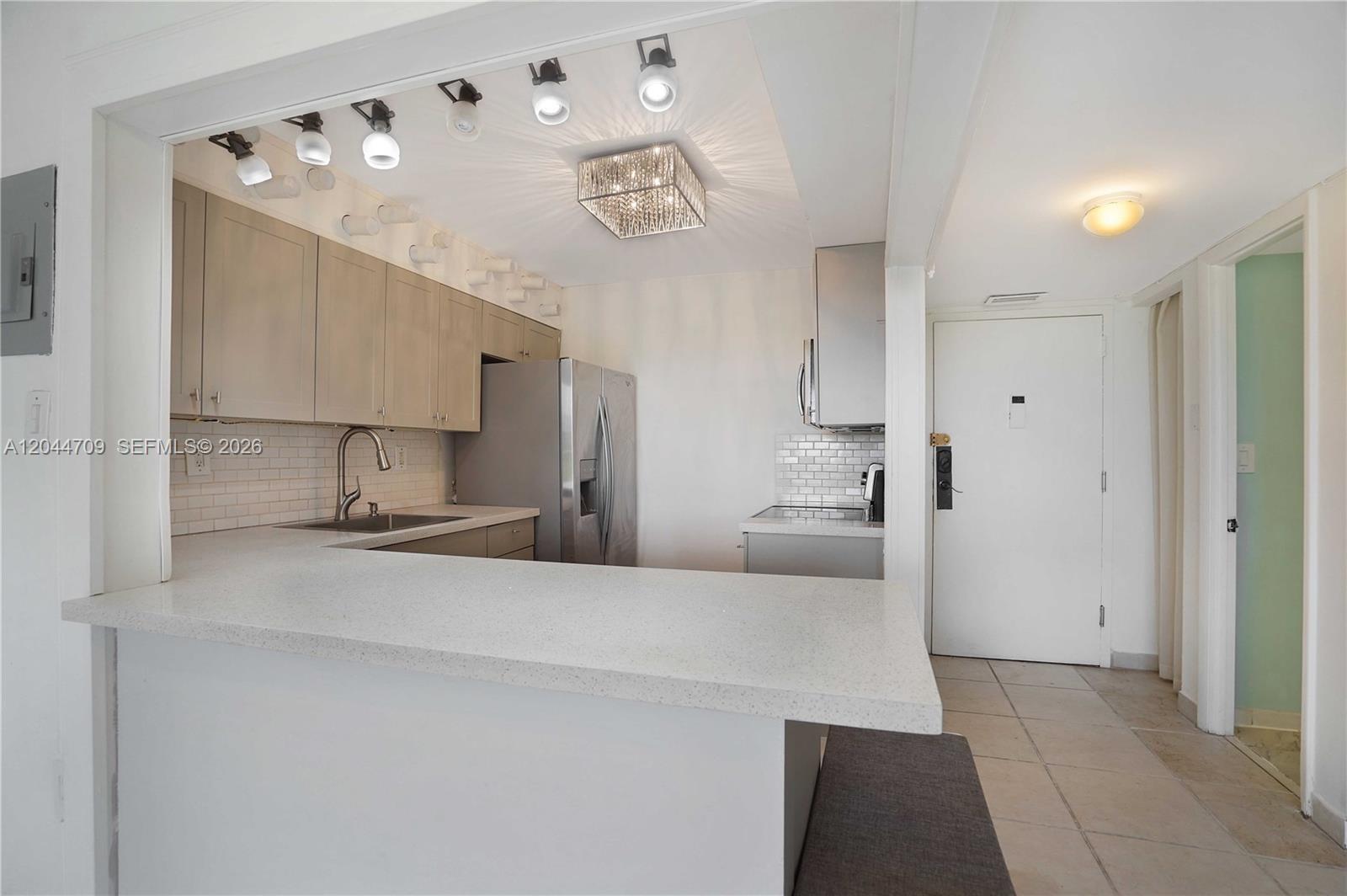 6900 Bay Drive 3h Property Photo 8
