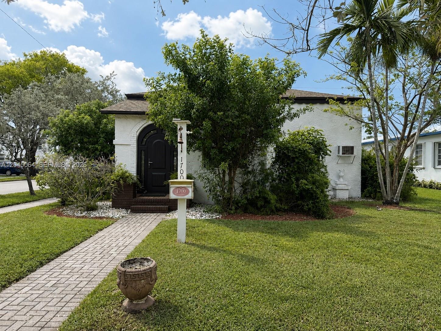 1700 Dewey Street Property Photo 2