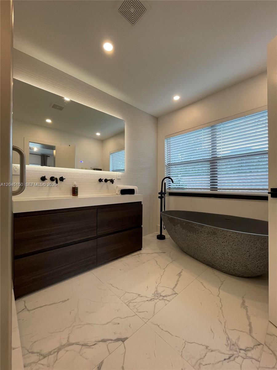 1215 E Broward Boulevard Property Photo 7