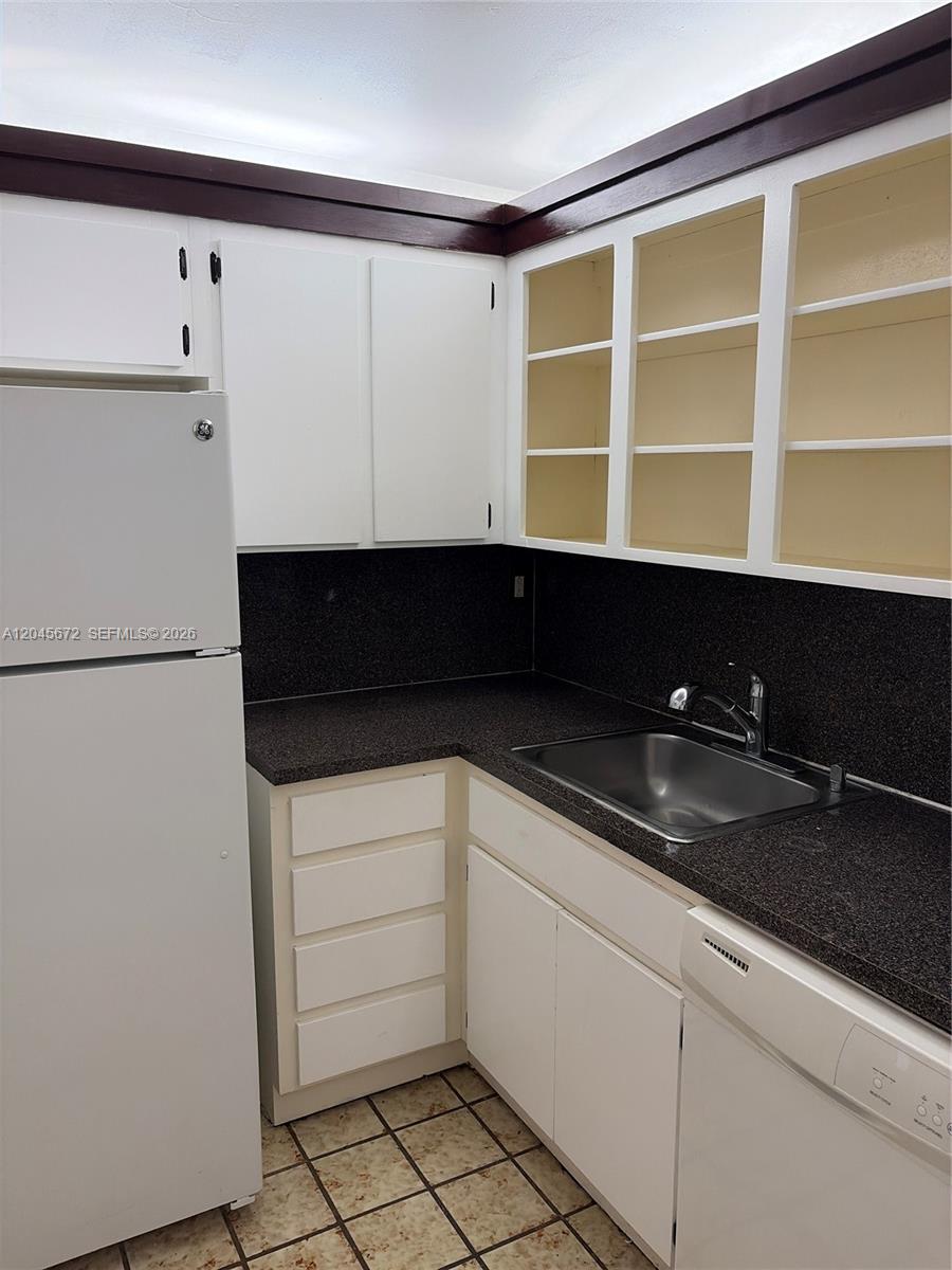 1150 Collins Avenue 404 Property Photo 2