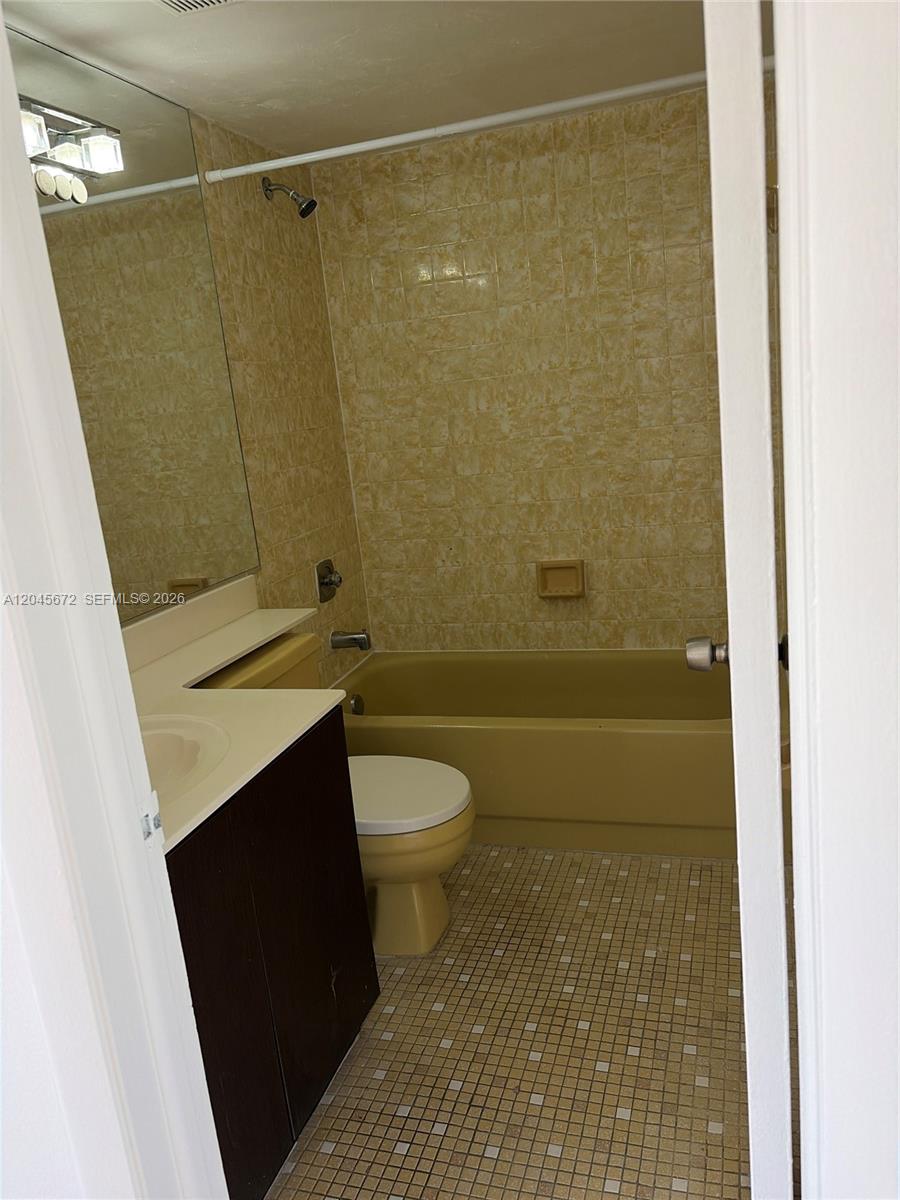 1150 Collins Avenue 404 Property Photo 6