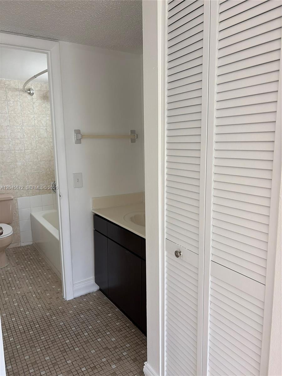 1150 Collins Avenue 404 Property Photo 12