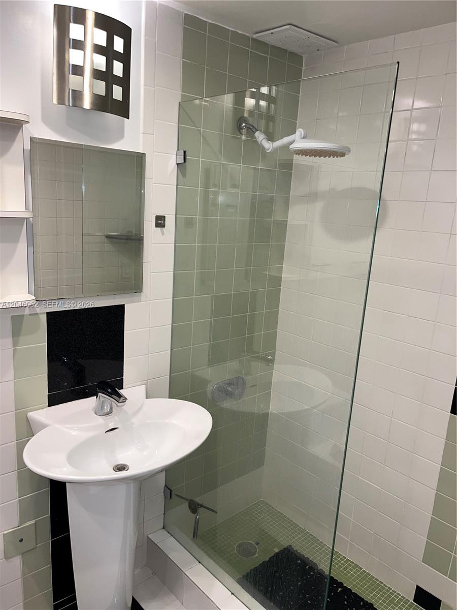 880 Ne 69th Street 5q Property Photo 19
