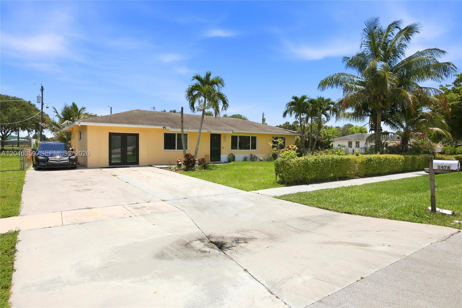 1476 N Mangonia Drive Property Photo 1