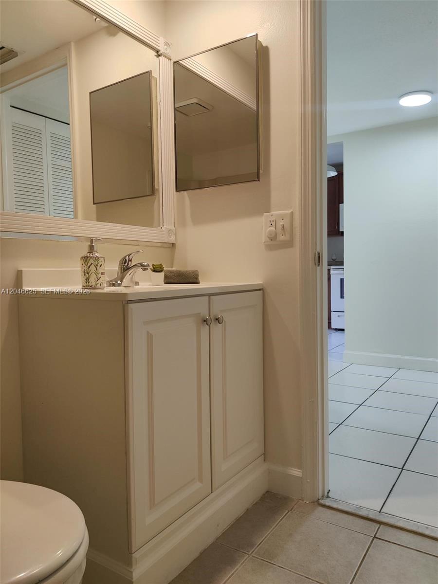 300 E Club Circle 108 Property Photo 24