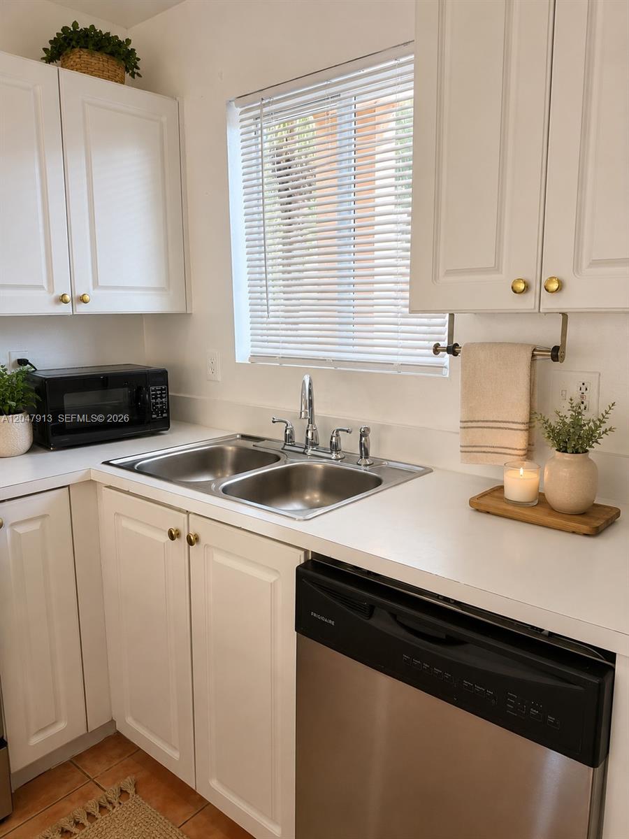 6245 Kendale Lakes Circle 208 Property Photo 2