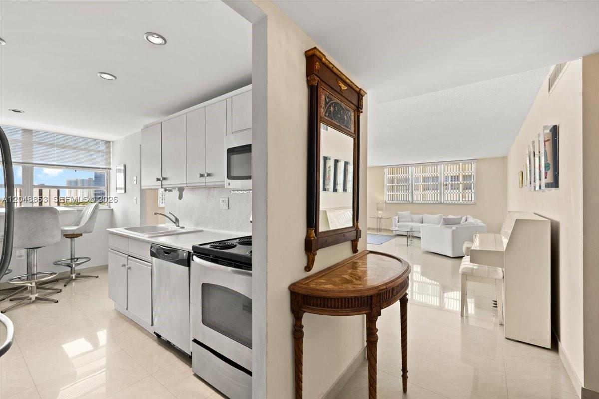 1833 S Ocean Drive 911 Property Photo 4