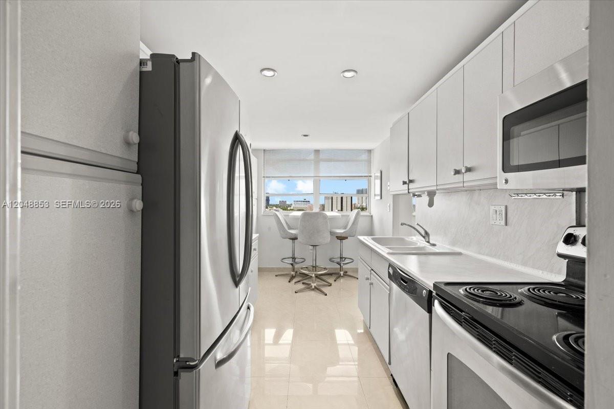 1833 S Ocean Drive 911 Property Photo 5
