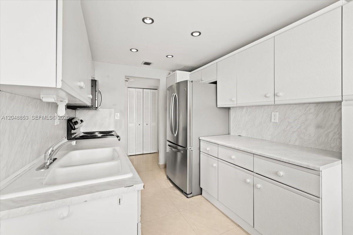 1833 S Ocean Drive 911 Property Photo 6