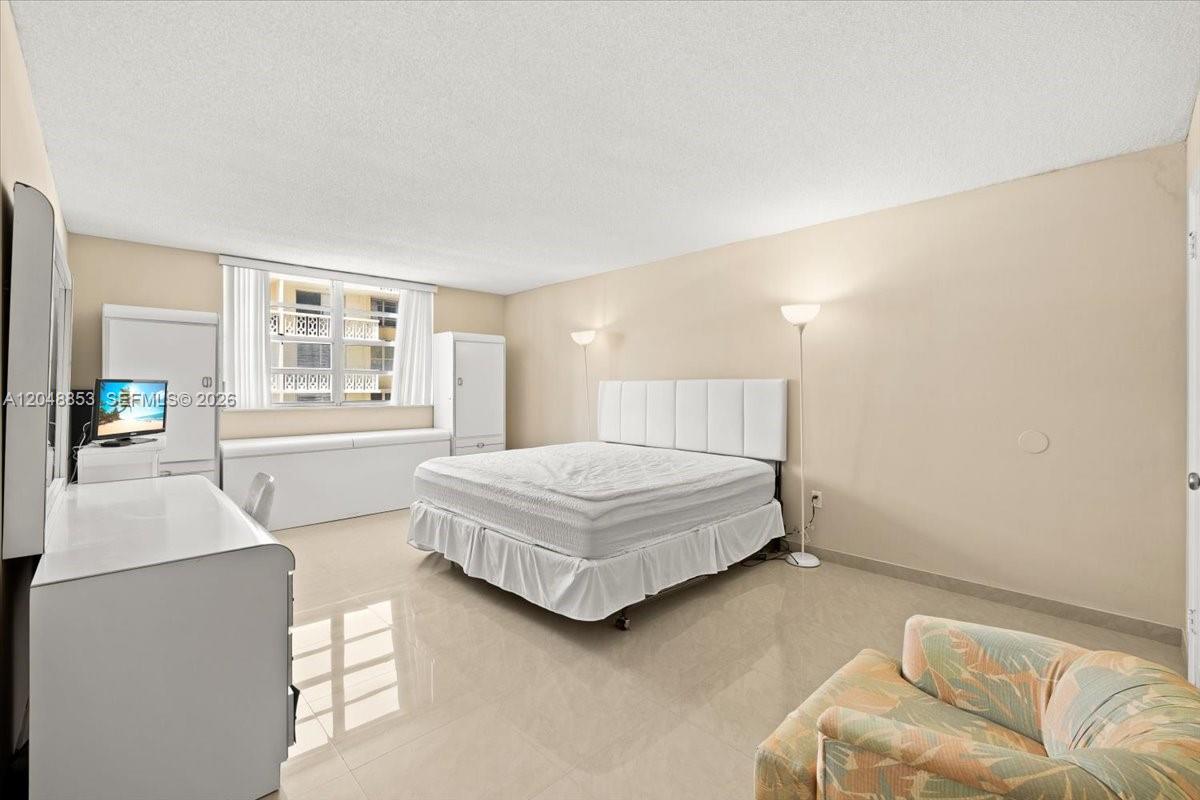 1833 S Ocean Drive 911 Property Photo 11