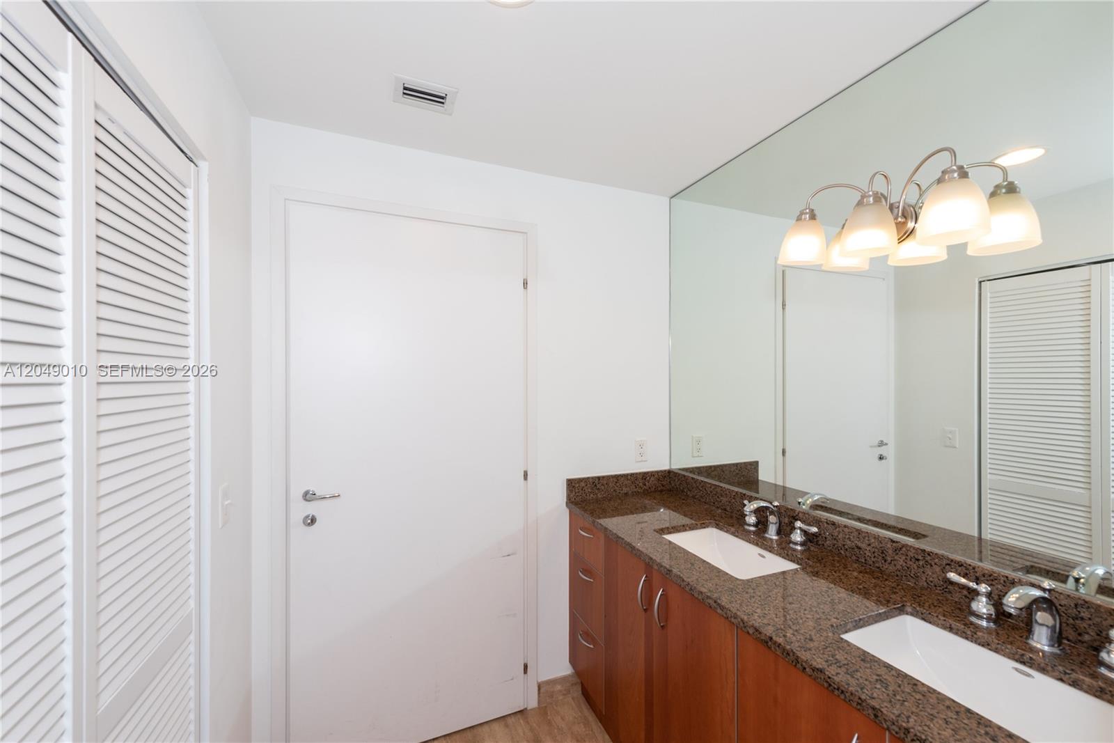 300 S Biscayne Boulevard T-2814 Property Photo 14