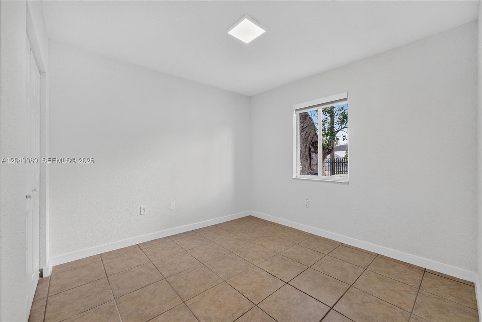 A12049089 Property Photo 6