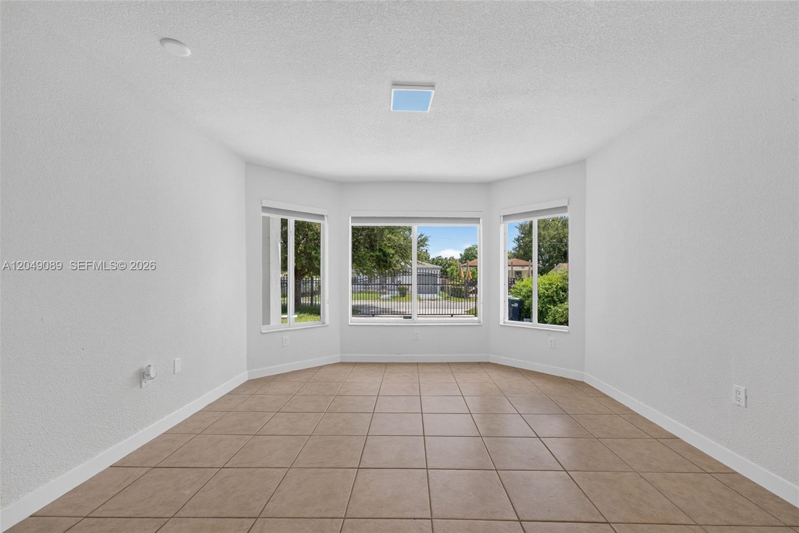 A12049089 Property Photo 9