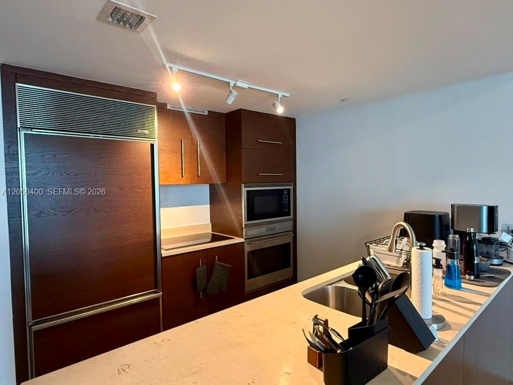 475 Brickell Avenue 1012 Property Photo 7