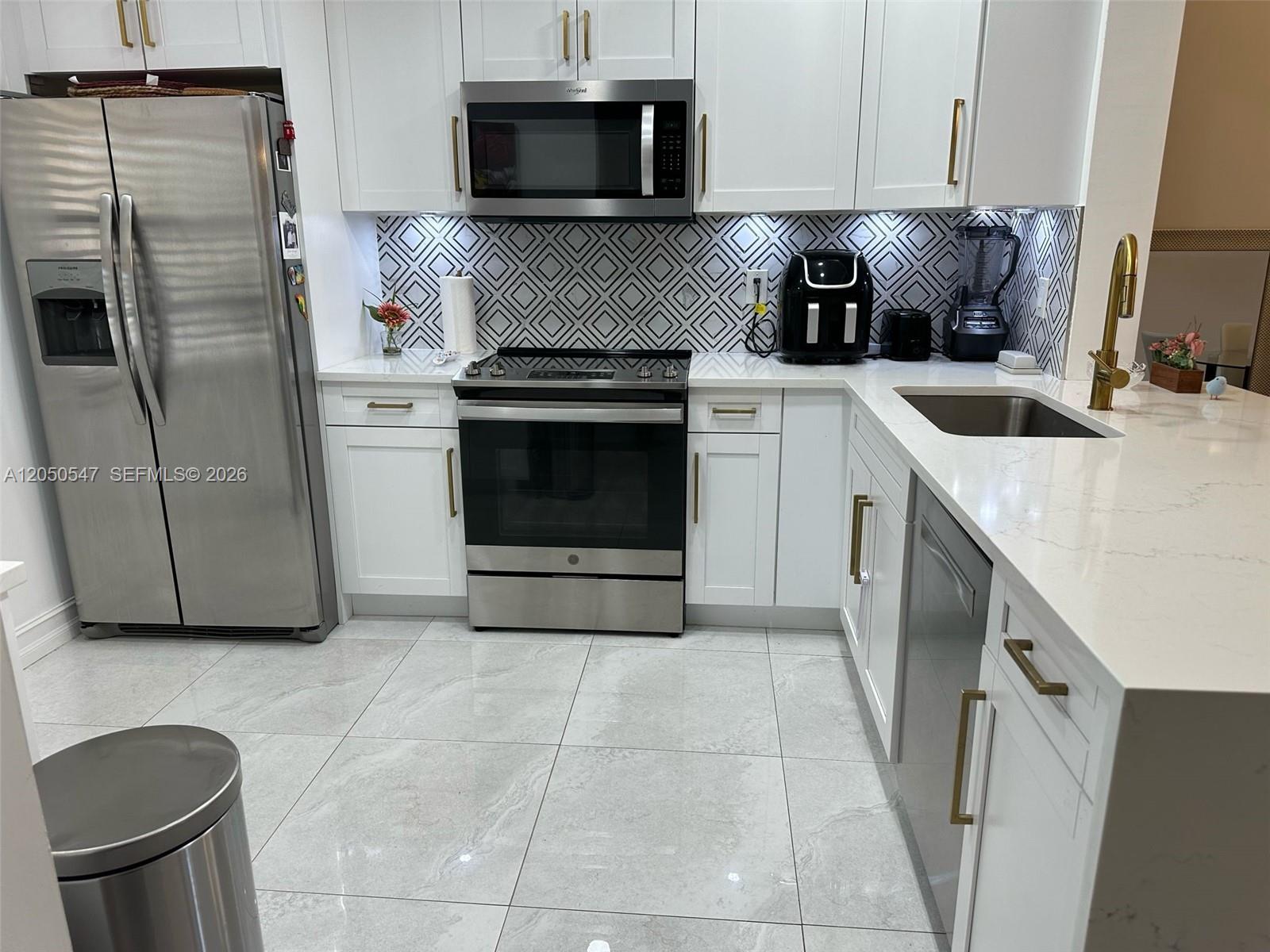 A12050547 Property Photo 3