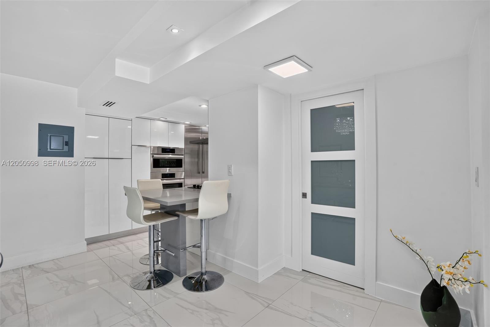 6039 Collins Avenue 1624 Property Photo 6