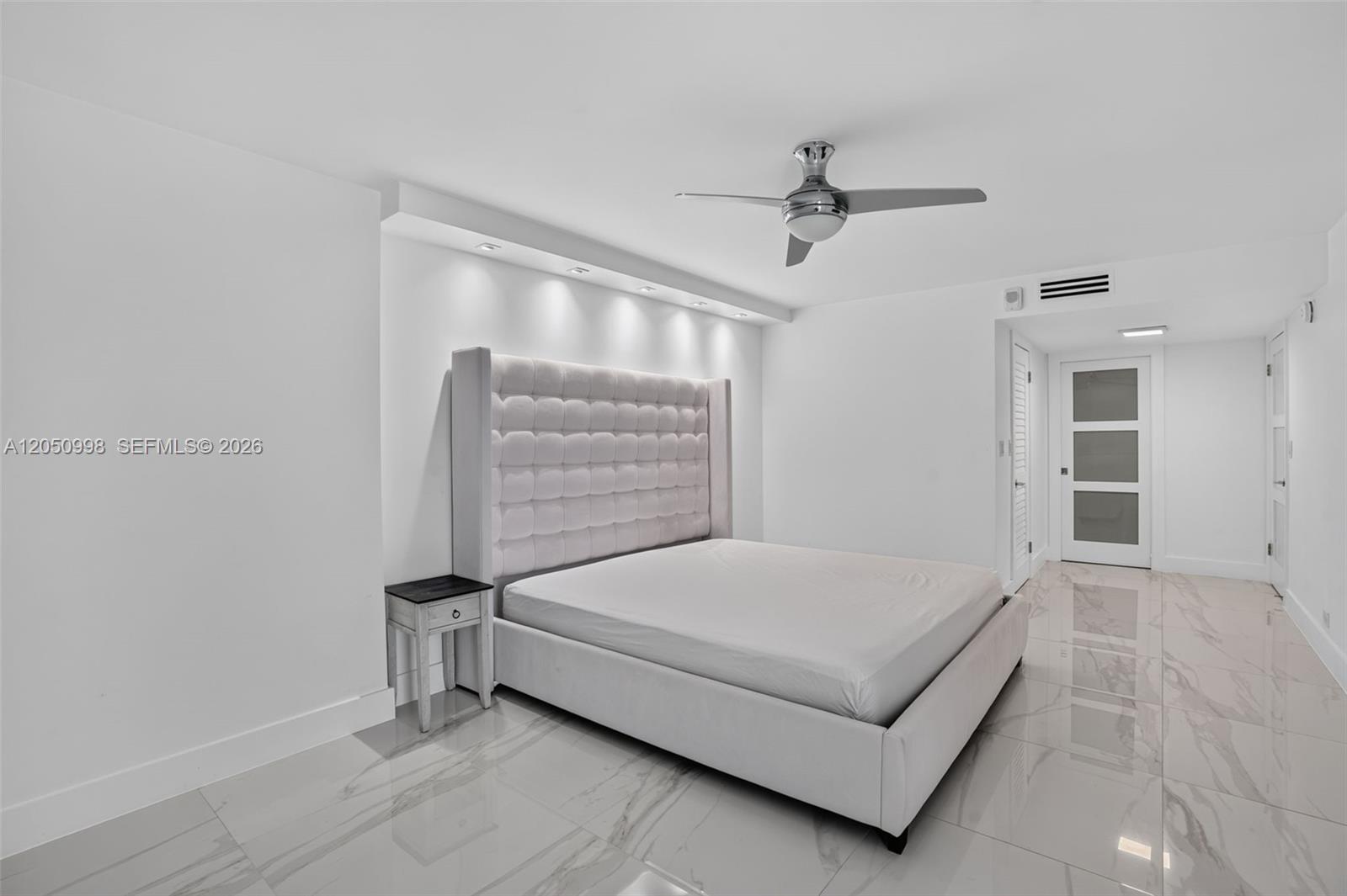 6039 Collins Avenue 1624 Property Photo 13
