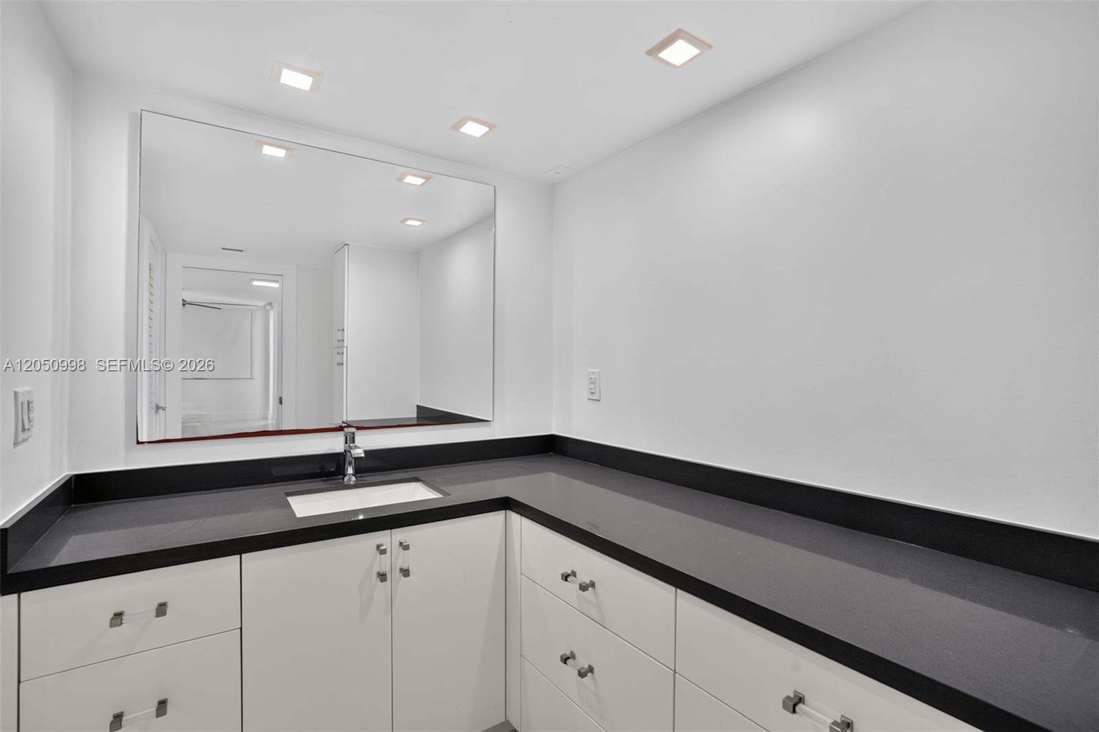6039 Collins Avenue 1624 Property Photo 17