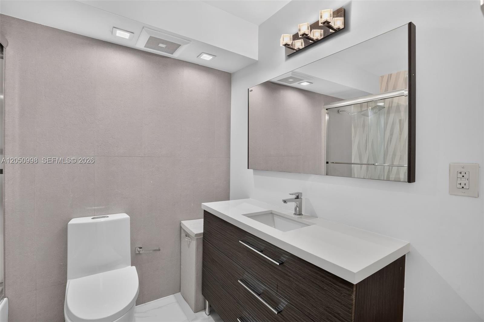 6039 Collins Avenue 1624 Property Photo 20