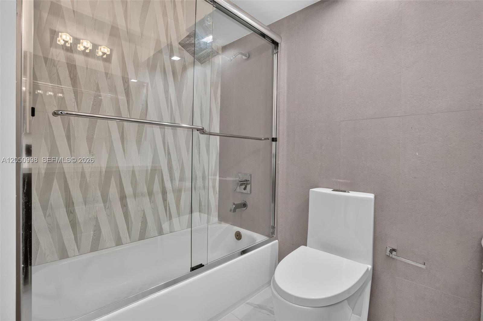 6039 Collins Avenue 1624 Property Photo 21