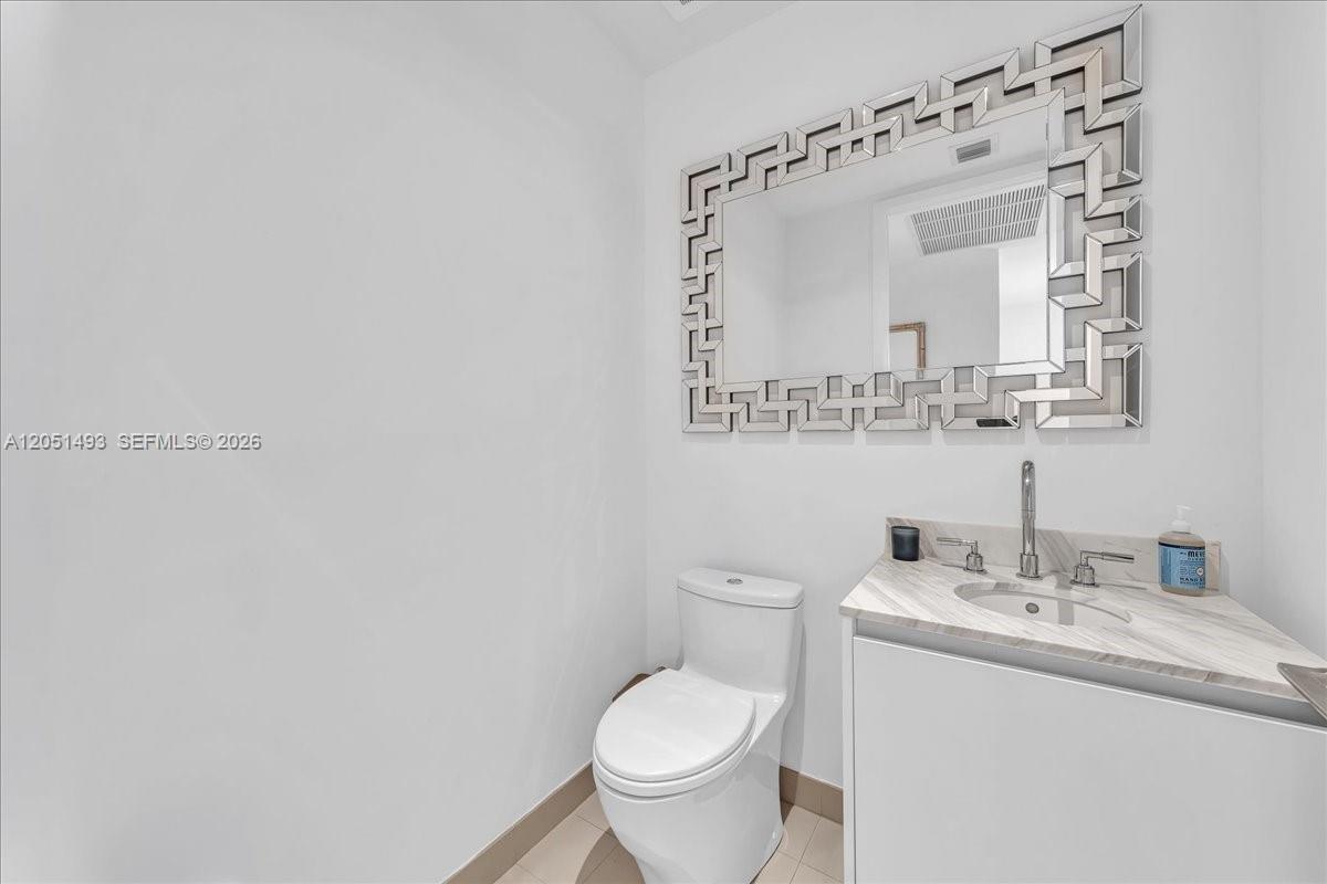 2831 S Bayshore Drive 501 Property Photo 3