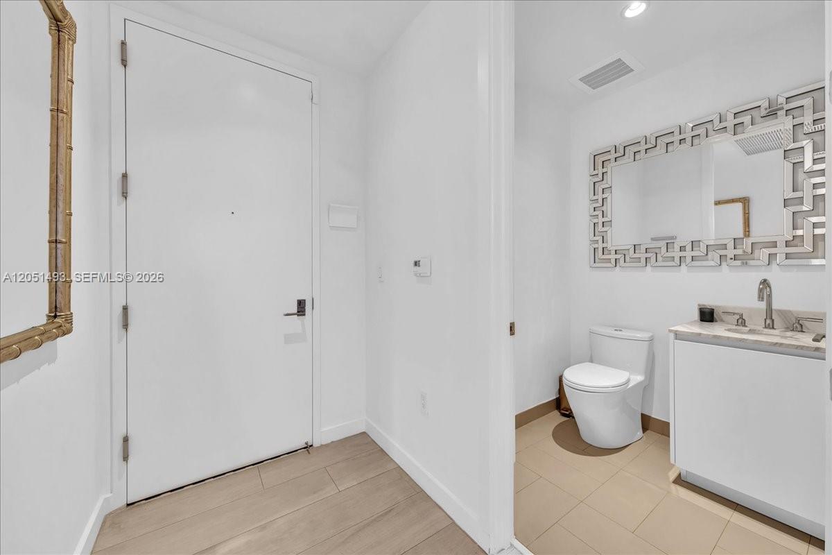 2831 S Bayshore Drive 501 Property Photo 4