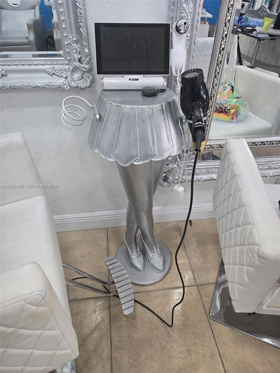Full Service Beauty Salon Full Service Beauty Salon Prime Locati Property Photo 9