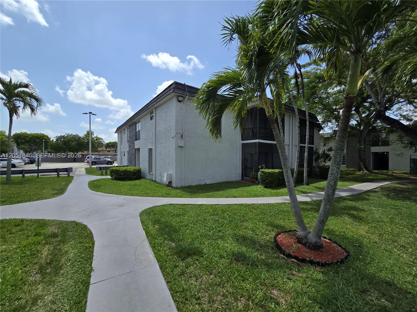 10375 N Kendall Drive J7 Property Photo 3