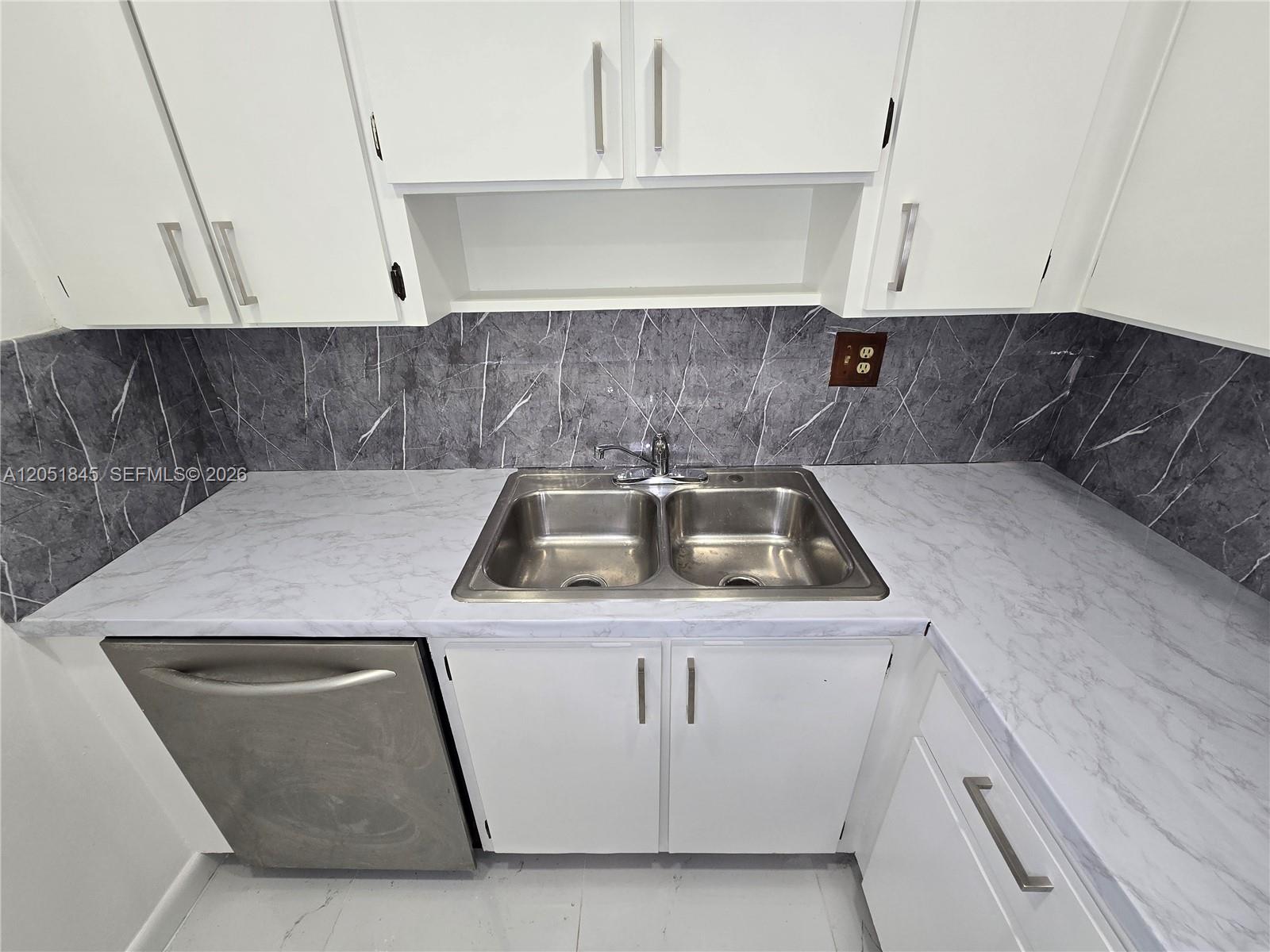 10375 N Kendall Drive J7 Property Photo 19