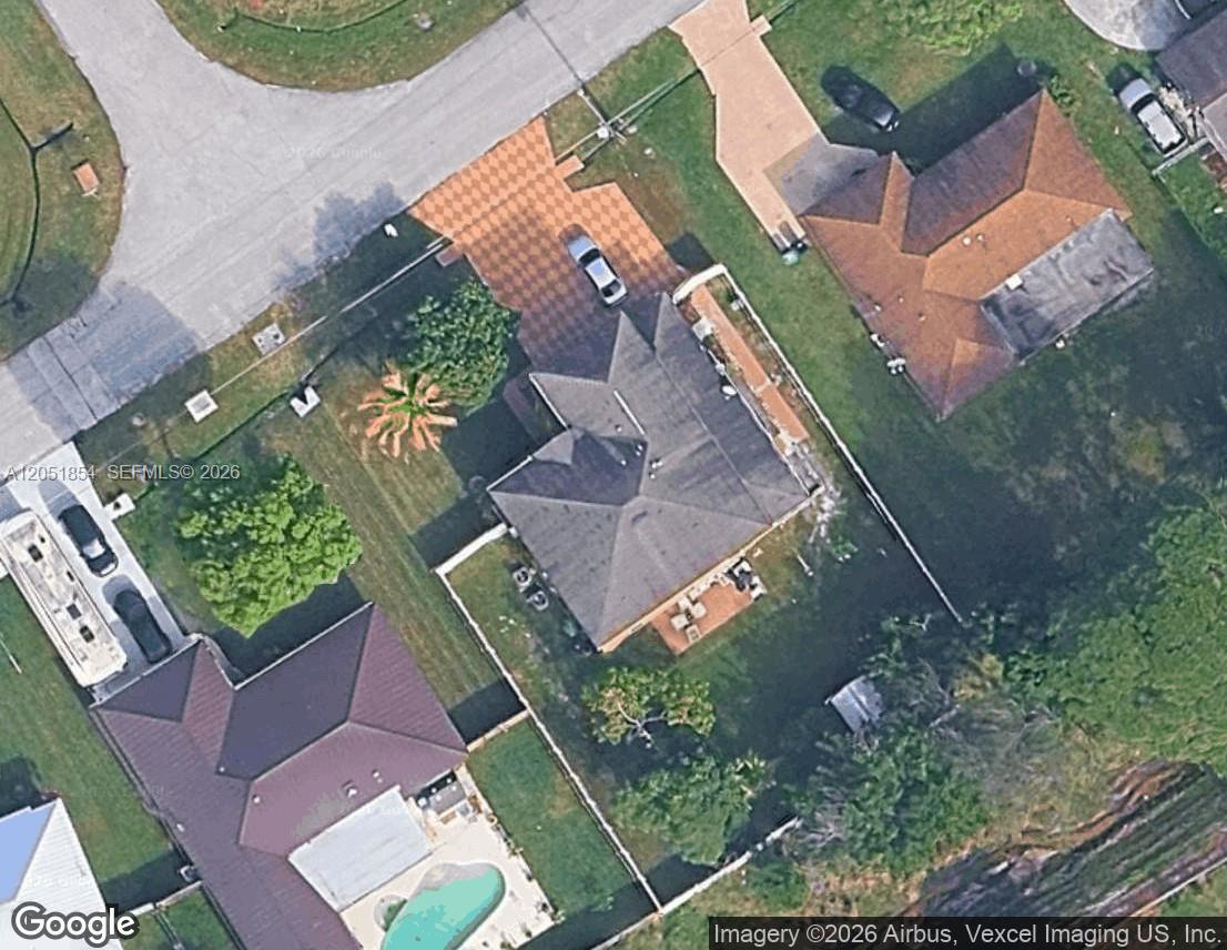 402 Se Crosspoint Drive Property Photo 1
