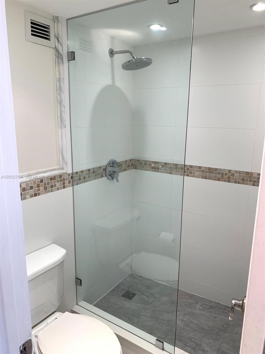 2899 Collins Avenue 724 Property Photo 11