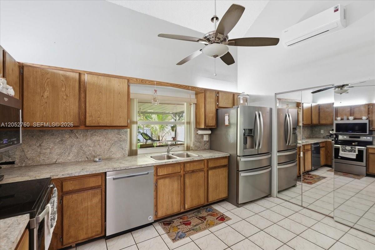 9050 Crescent Drive Property Photo 6