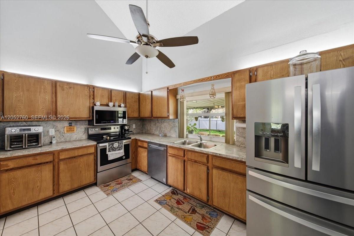 9050 Crescent Drive Property Photo 7