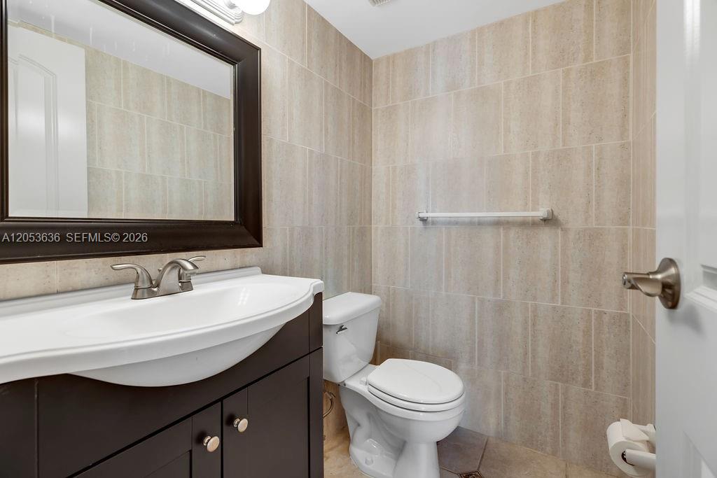 2625 Collins Avenue 702 Property Photo 8