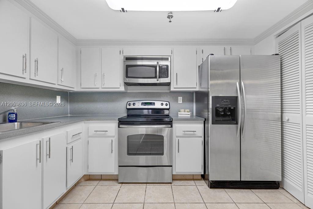 2625 Collins Avenue 702 Property Photo 9