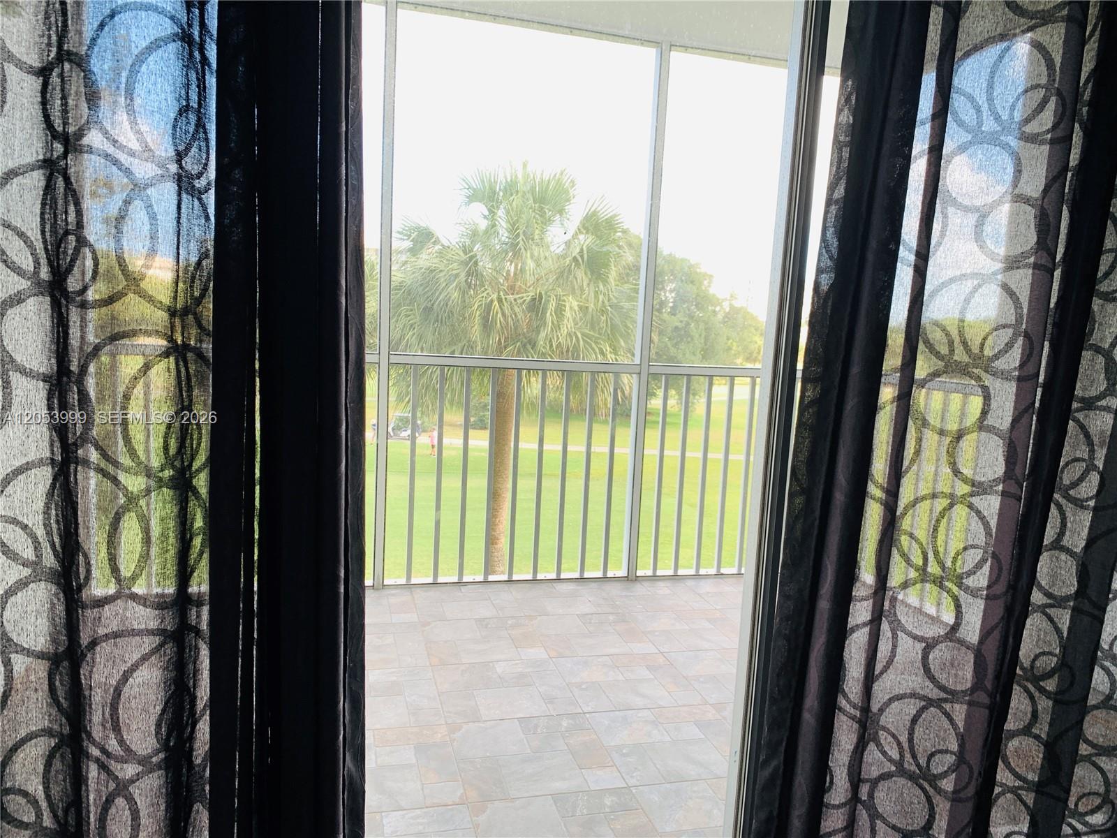 2850 N Palm Aire Drive 404 Property Photo 14