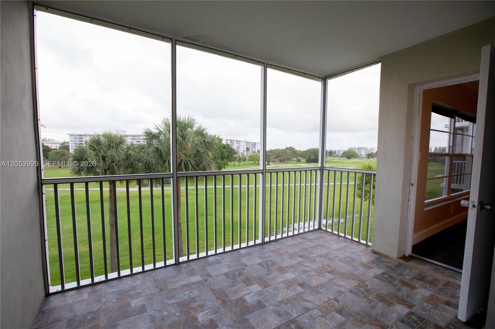 2850 N Palm Aire Drive 404 Property Photo 15
