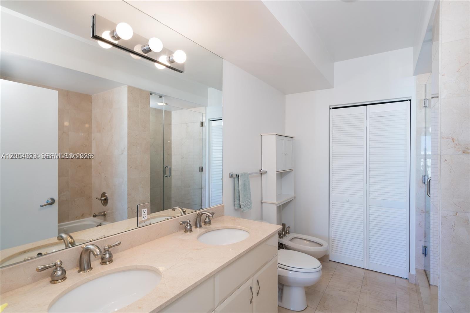 6365 Collins Avenue 1811 Property Photo 4