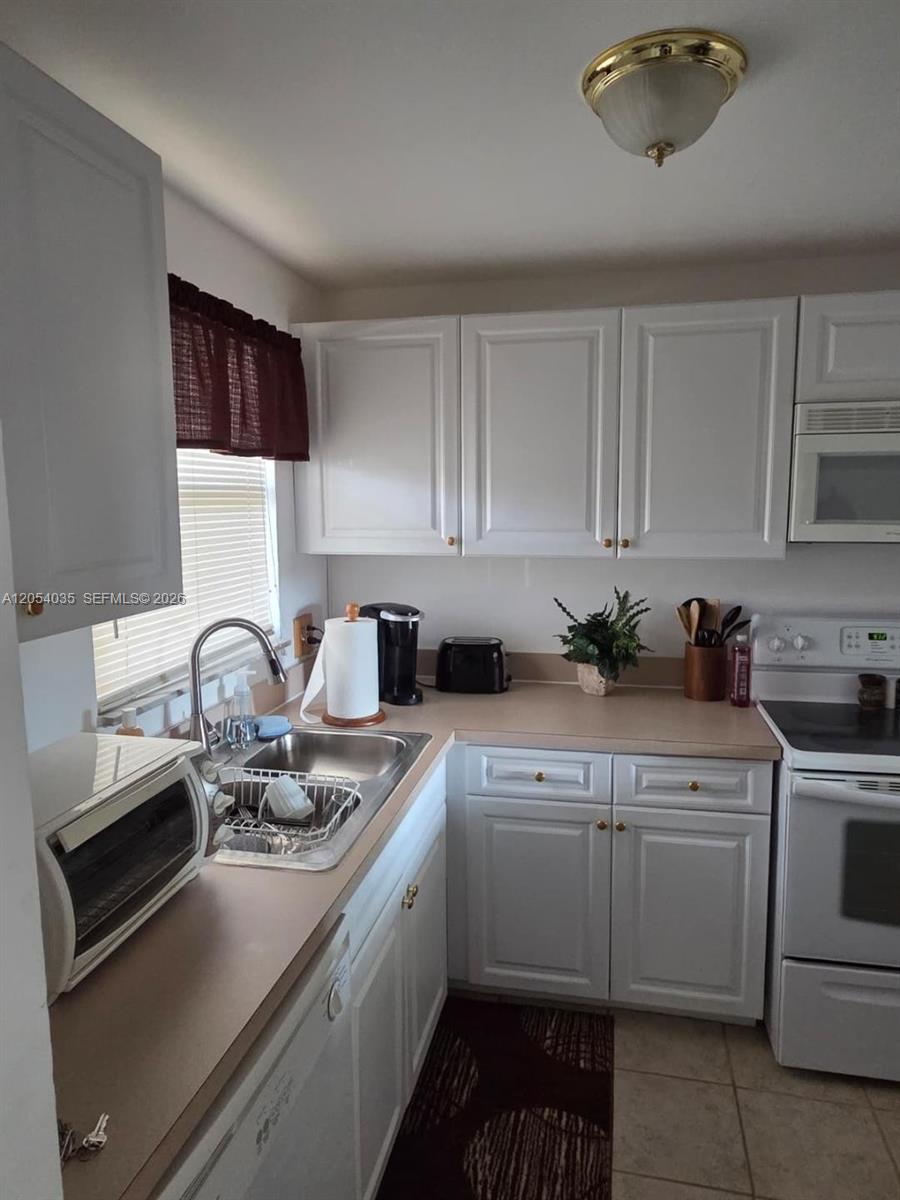 2950 W Sunrise Lakes Drive 208 Property Photo 4