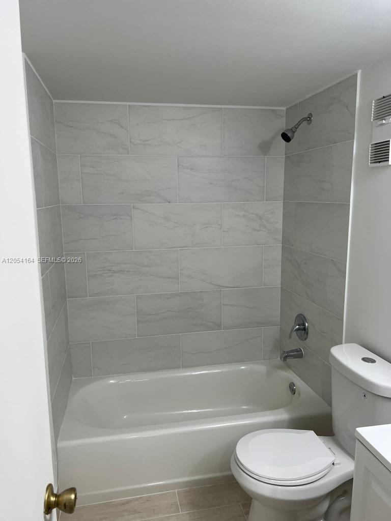 8720 N Sherman Circle 303 Property Photo 6