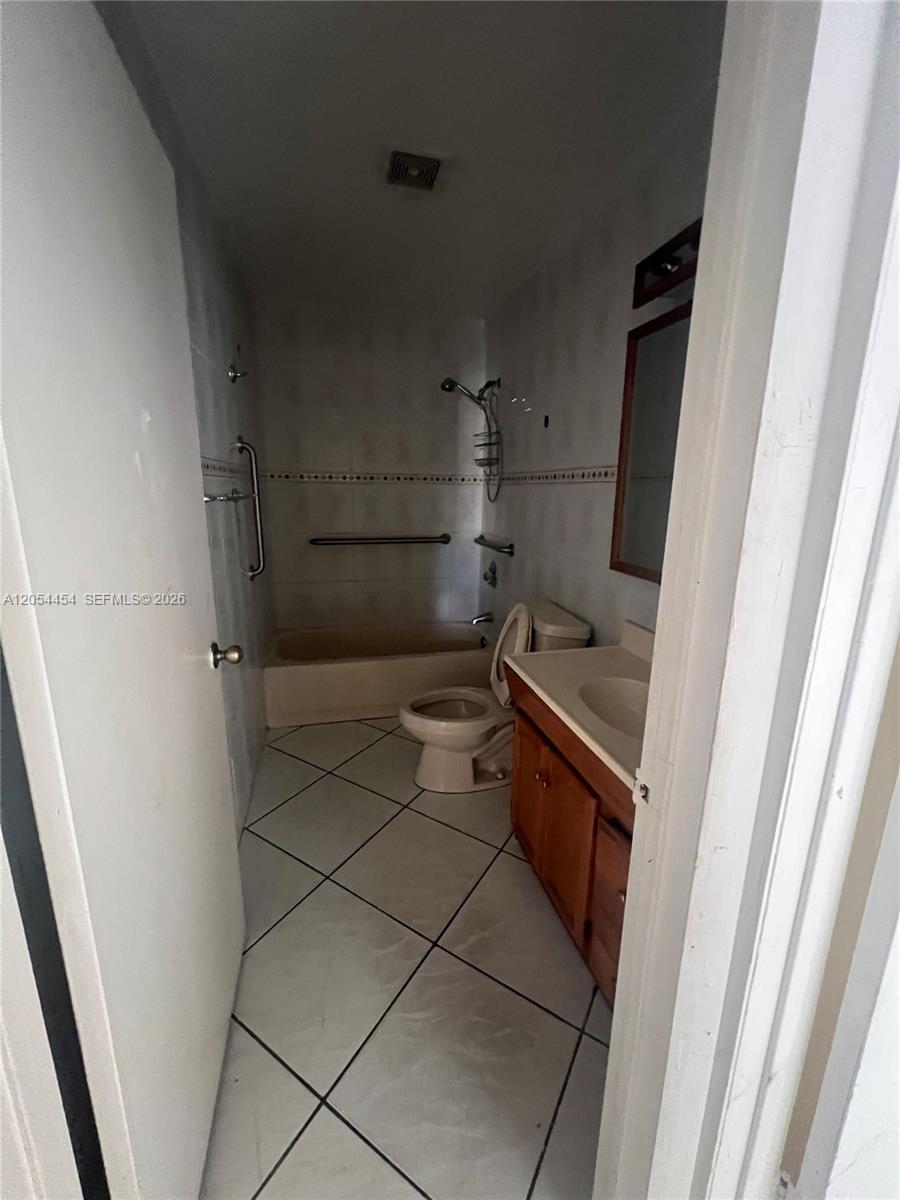 890 E 28th Street Property Photo 6