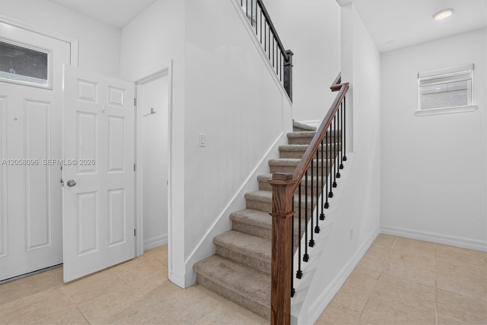 8565 Lamppost Property Photo 8