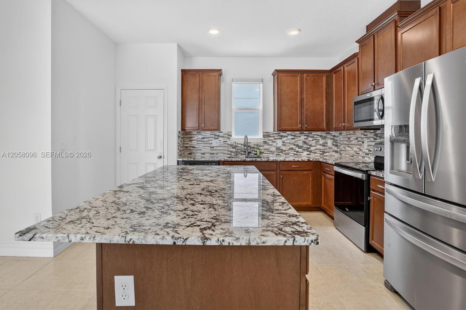 8565 Lamppost Property Photo 10